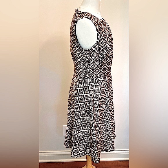 DB Signature Darby Geometric Black Tan Sleeveless Flare Dress Size 10 - Picture 4 of 10